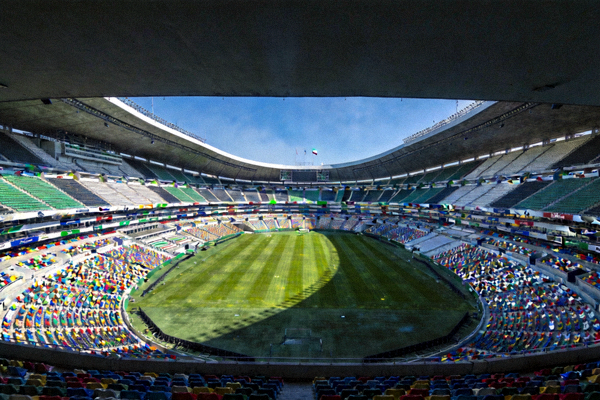 墨西哥城Azteca体育场内景，巨大看台与绿色草坪